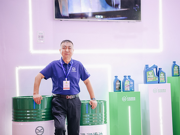 高溫下的“長壽”秘訣：中訊液壓油的抗氧化與熱穩定性